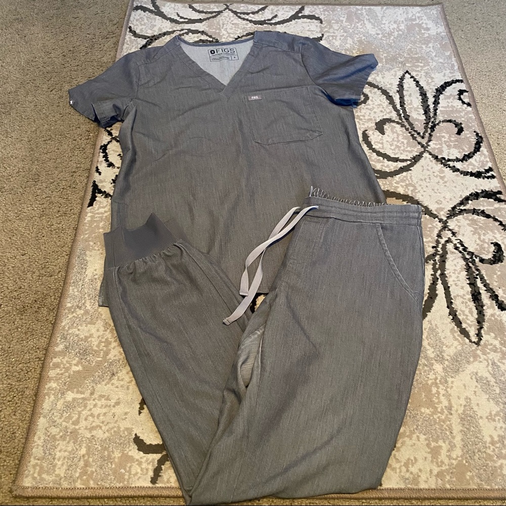 FIGS scrub top and bottoms - size small